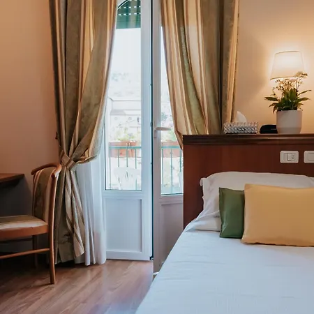 Flora فندق ستريزا
