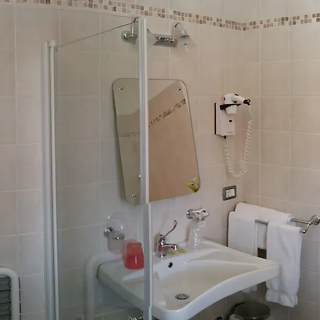 Flora فندق ستريزا