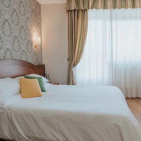 فندق Flora ستريزا