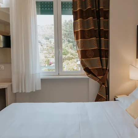 فندق Flora ستريزا