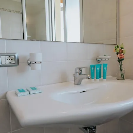 Flora Отель Стреза