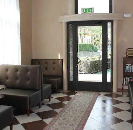 Flora فندق ستريزا