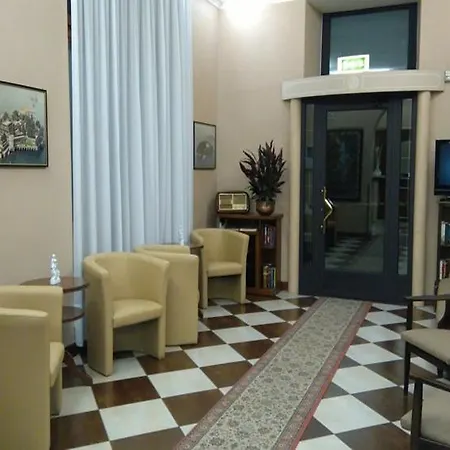 Flora فندق ستريزا