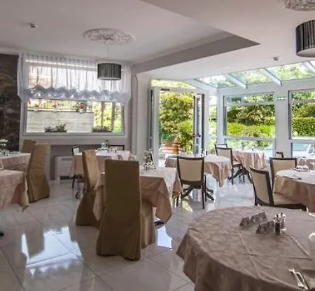 Flora فندق ستريزا