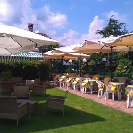 Flora 3* ستريزا