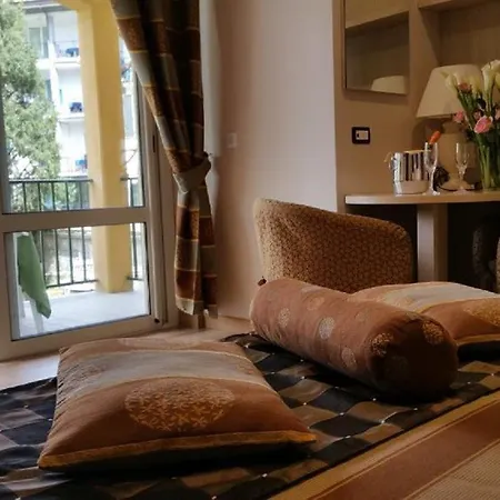 فندق Flora ستريزا